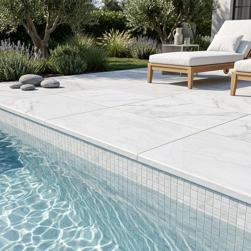 Marmo · Dettaglio bordo: esempio di bordo e pavimentazione intorno alla piscina