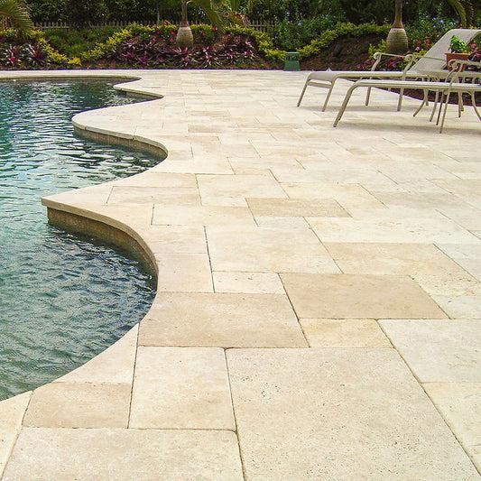Travertino · Bordo curvo: esempio di bordo e pavimentazione intorno alla piscina